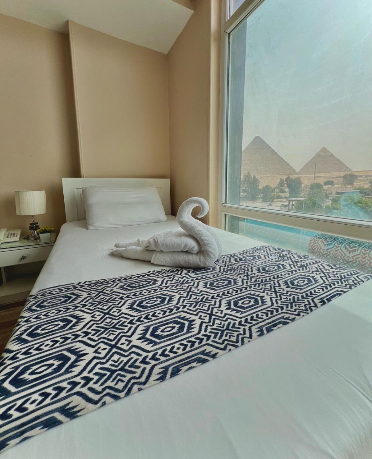 Turquoise Pyramids & Grand Egyptian Museum View Hotel Kafret el-Gabal Exterior foto