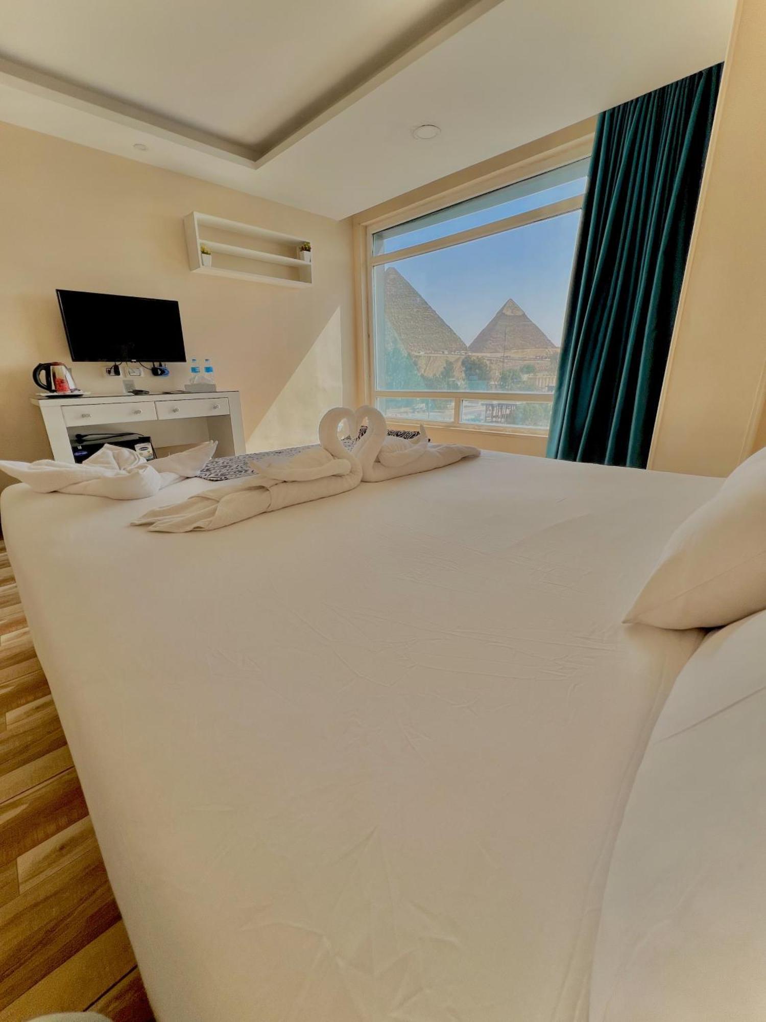 Turquoise Pyramids & Grand Egyptian Museum View Hotel Kafret el-Gabal Exterior foto